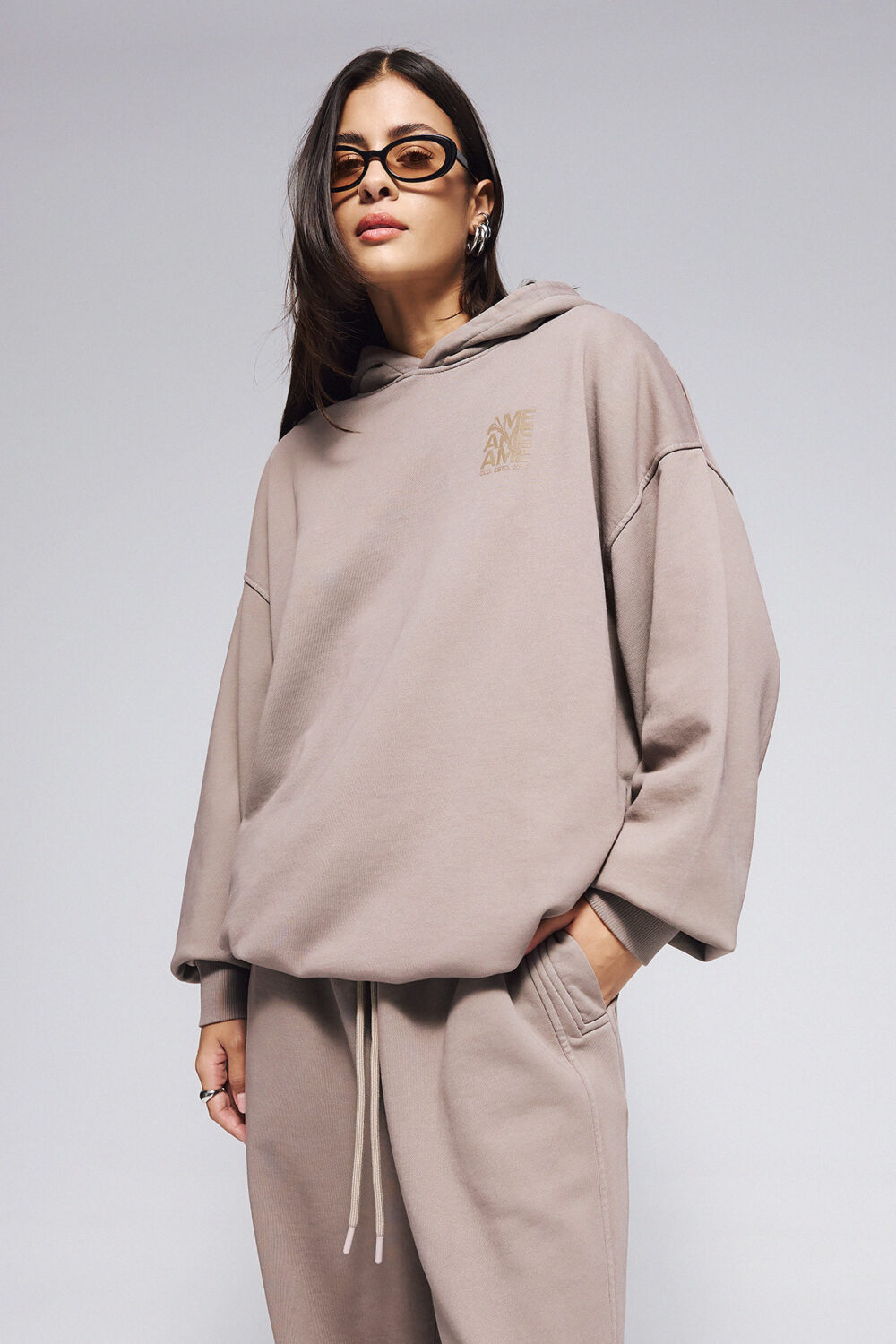 elephant-hoodie-wavy-ame5